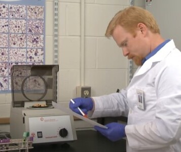 Клиника лечения наркозависимости в Наро-Фоминске Врач в кабинете клиники