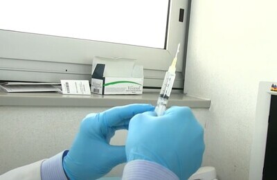 Проведение кодирования Вивитролом в Наро-Фоминске Шприц с Вивитролом в руках у врача